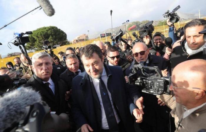 Procès à armes ouvertes, le jour du jugement. Le ministre Salvini risque 6 ans de prison