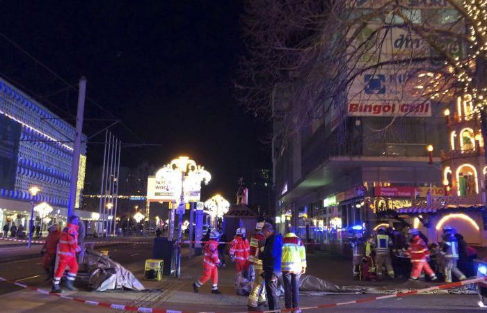 Au moins 2 morts et des dizaines de blessés après qu’une voiture a percuté le marché de Noël allemand, selon les autorités