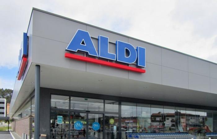 piquets de grève devant deux usines Aldi