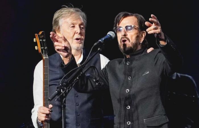 EN IMAGES | Retrouvailles surprises de Ringo Starr et Paul McCartney sur scène