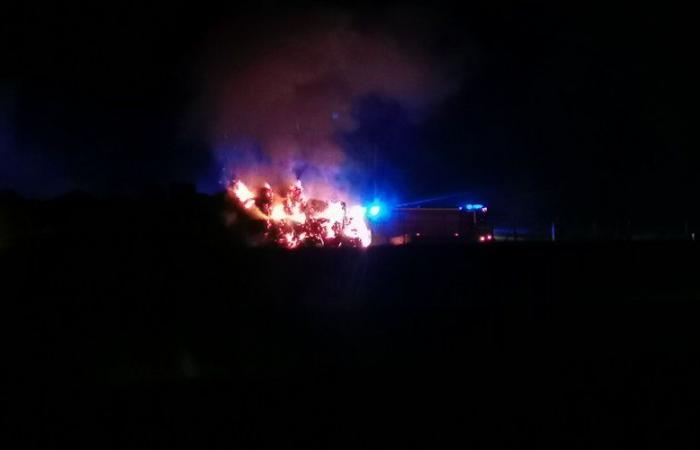 un incendie se déclare sur les bottes de paille et de foin stockées à l’entrée d’Auch