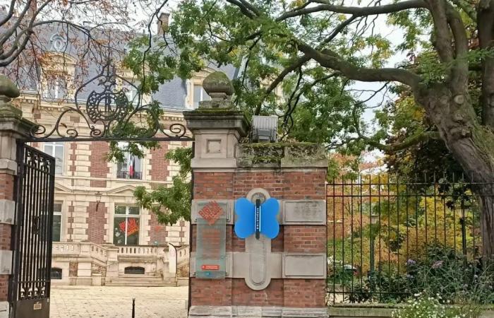 A Courbevoie, l’enseigne papillon « Bibliothèque » a été installée