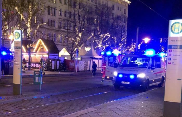 Voitures allemandes contre la foule au marché de Noël de Magdebourg