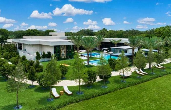 Cette villa de 49 millions a une Ferrari dans le salon