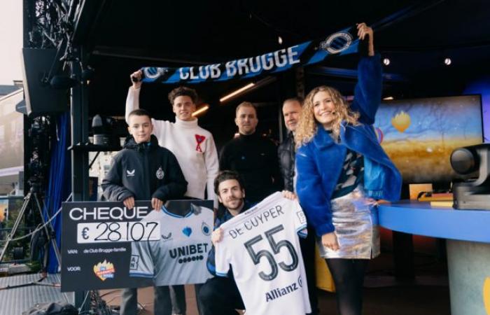 Maxim De Cuyper et la mini délégation du Club de Bruges remettent un joli chèque pour la Semaine De Warmste