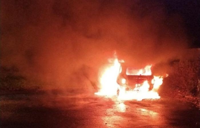 une voiture volée détruite par un incendie la nuit dernière