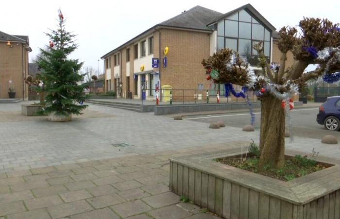 Cintres, tissus… Une ville du Pas-de-Calais remplace les illuminations de Noël par des matériaux recyclés