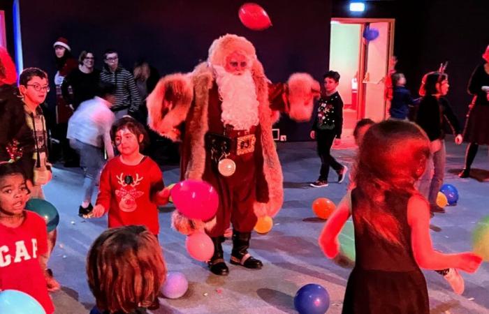 Le Père Noël débarque en rock star à la fête du musée de Sainte-Croix