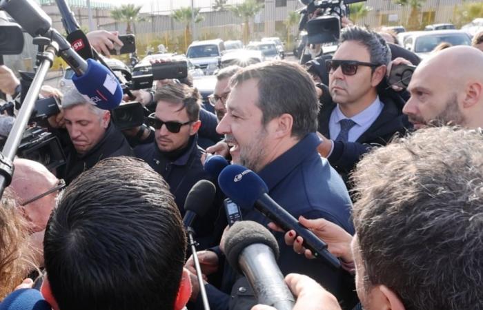 Bras ouverts, Salvini acquitté. “Le fait n’existe pas”