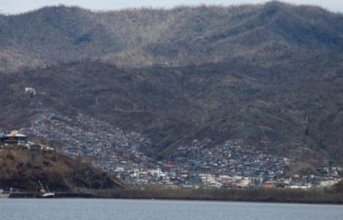 EN IMAGES. Nettoyage, quête d’eau potable et de nourriture… Après le passage du cyclone Chido, les habitants de Mayotte tentent de survivre