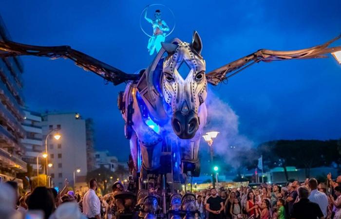 Pegasus illumine la grande parade de Noël