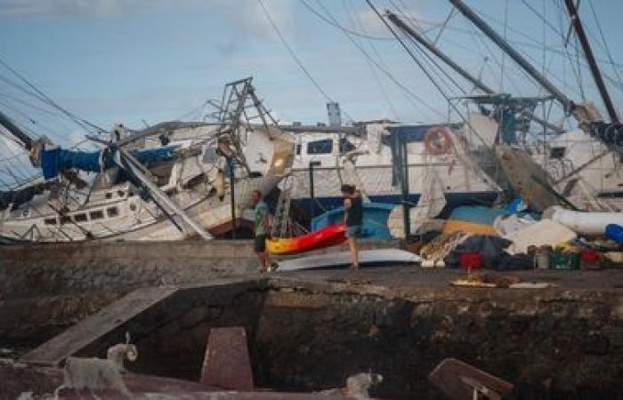 EN IMAGES. Nettoyage, quête d’eau potable et de nourriture… Après le passage du cyclone Chido, les habitants de Mayotte tentent de survivre