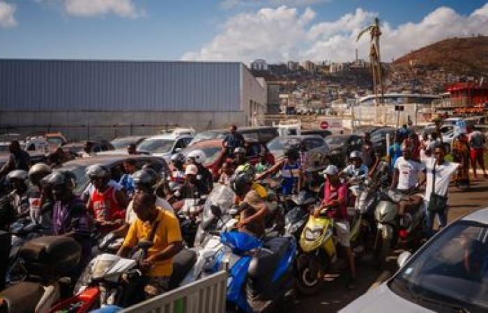 EN IMAGES. Nettoyage, quête d’eau potable et de nourriture… Après le passage du cyclone Chido, les habitants de Mayotte tentent de survivre