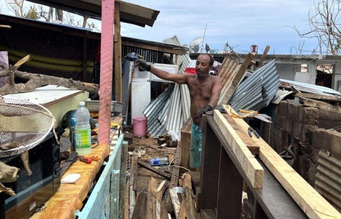 à Mayotte, une semaine après le cyclone Chido, la reconstruction des bidonvilles a déjà commencé