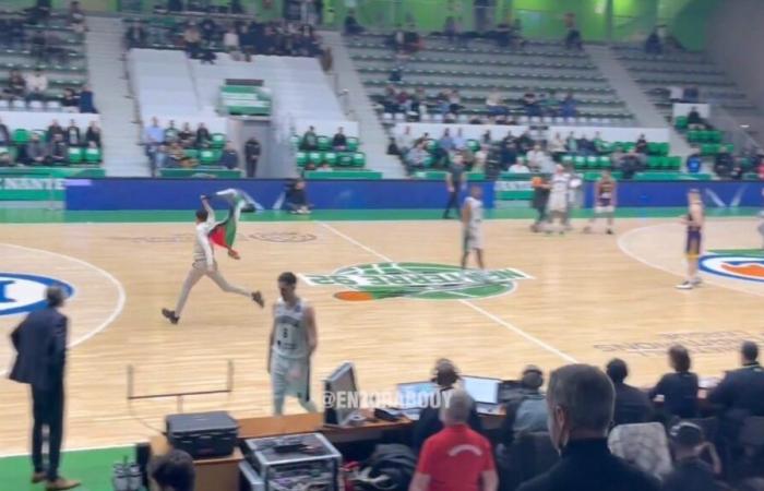 Sept militants traduits en justice à cause de drapeaux palestiniens lors d’un match de basket