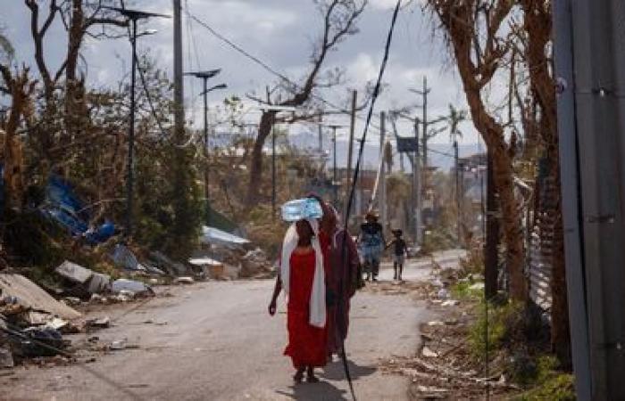 EN IMAGES. Nettoyage, quête d’eau potable et de nourriture… Après le passage du cyclone Chido, les habitants de Mayotte tentent de survivre