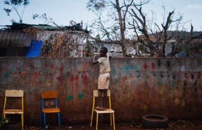 EN IMAGES. Nettoyage, quête d’eau potable et de nourriture… Après le passage du cyclone Chido, les habitants de Mayotte tentent de survivre