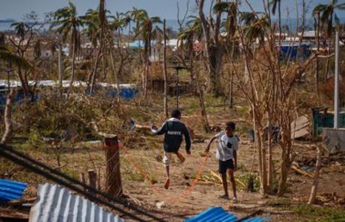 EN IMAGES. Nettoyage, quête d’eau potable et de nourriture… Après le passage du cyclone Chido, les habitants de Mayotte tentent de survivre