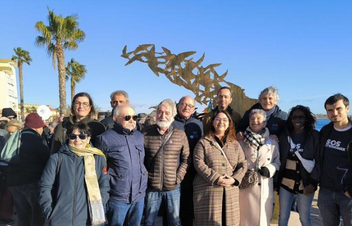 La « Vague d’alarme », une stèle à la mémoire des migrants disparus en mer inaugurée à Gruissan