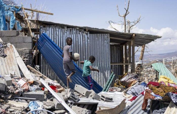 EN IMAGES. Nettoyage, quête d’eau potable et de nourriture… Après le passage du cyclone Chido, les habitants de Mayotte tentent de survivre