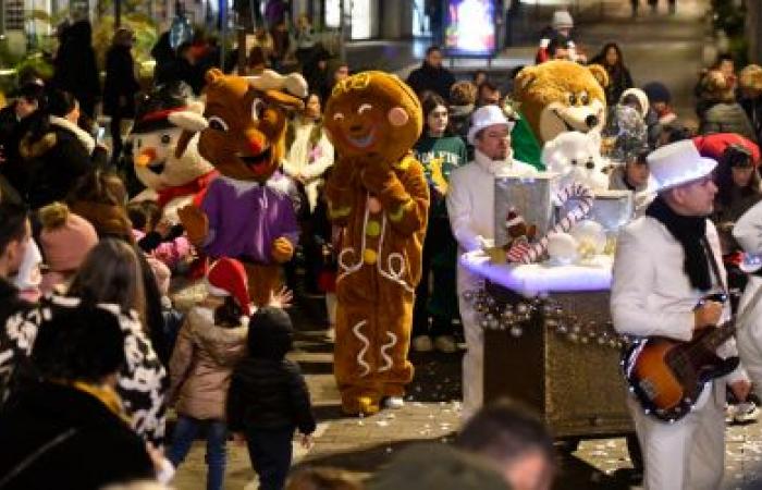 La grande parade du Père Noël enchante Aubagne