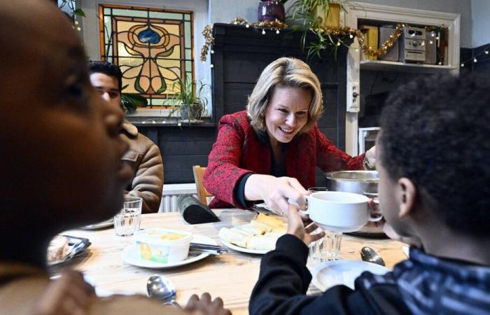 Philippe et Mathilde de Belgique visitent un centre d’accueil bruxellois pour Noël