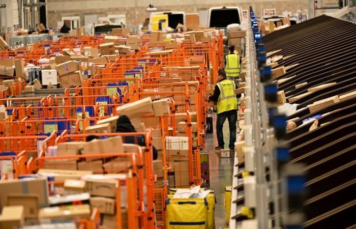 dans les coulisses de la machine de La Poste où des dizaines de milliers de colis sont triés et livrés chaque jour, avant les vacances de Noël