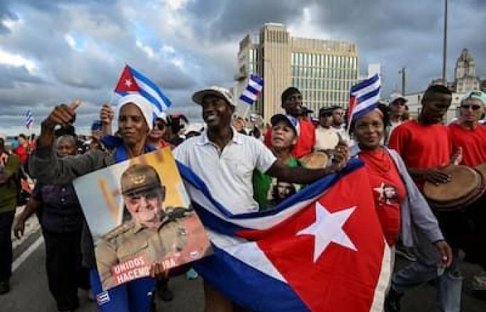 [PHOTOS] Des milliers de Cubains manifestent contre l’embargo devant l’ambassade américaine