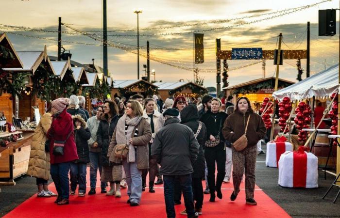 un village de Noël joliment installé sur un parking à Champniers