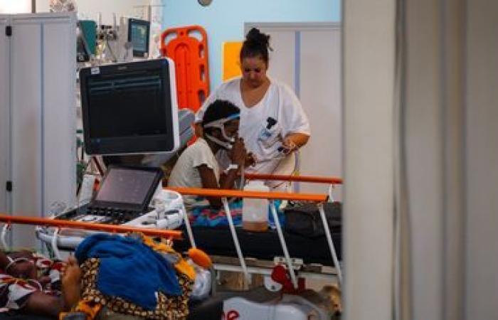 EN IMAGES. Nettoyage, quête d’eau potable et de nourriture… Après le passage du cyclone Chido, les habitants de Mayotte tentent de survivre