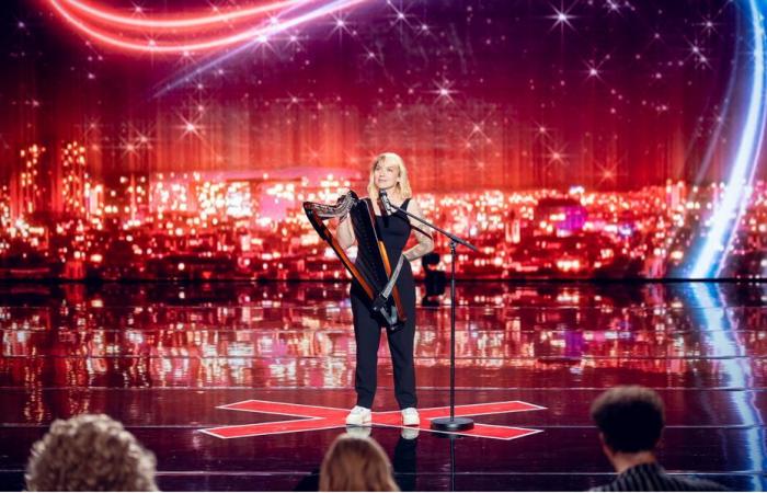 Avec sa harpe et sa voix, elle atteint la demi-finale de La France avec un talent incroyable