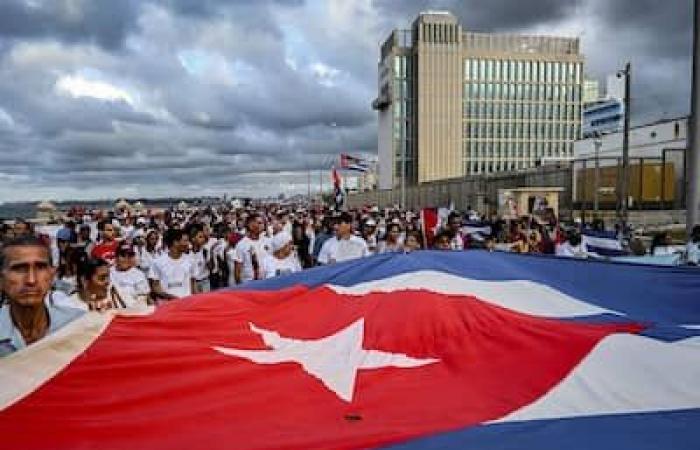 [PHOTOS] Des milliers de Cubains manifestent contre l’embargo devant l’ambassade américaine