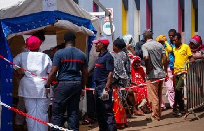 EN IMAGES. Nettoyage, quête d’eau potable et de nourriture… Après le passage du cyclone Chido, les habitants de Mayotte tentent de survivre