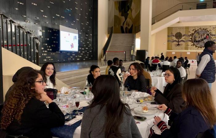 «C’est la première fois avec des inconnus» Un grand repas de fête organisé pour les étudiants loin de leur famille