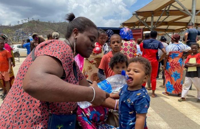 une semaine après le passage du cyclone Chido à Mayotte, des distributions d’eau vitales pour les habitants