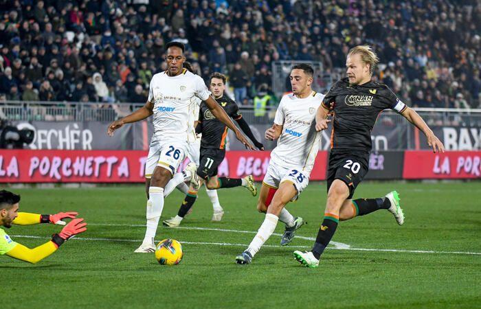 Venise bat Cagliari 2-1 – Football