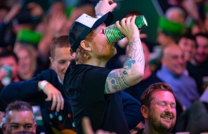 Moqué par la foule, Ed Sheeran finit sa bière sèche