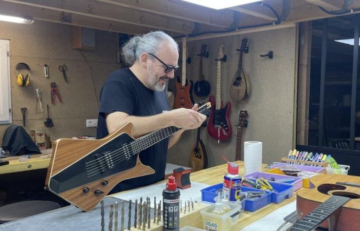 Près de Nantes. L’ancien informaticien est devenu luthier