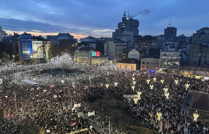 En Serbie, des dizaines de milliers de personnes manifestent contre les autorités, plus d’un mois après l’effondrement du toit d’une gare