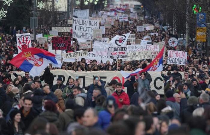 En Serbie, des dizaines de milliers de personnes manifestent contre les autorités, plus d’un mois après l’effondrement du toit d’une gare