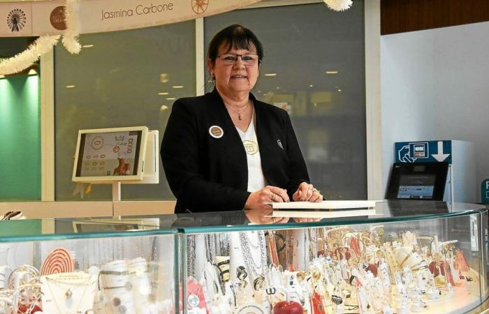 Michelle, 41 ans de carrière, des Capucins au carrousel de bijoux chez Leclerc de Landerneau