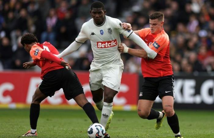 Le PSG gagne aux tirs au but, Auxerre éliminé par Dunkerque