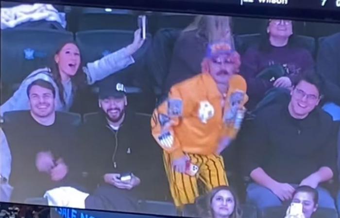 incognito lors d’un match NBA à New York, le joueur star apparaît en très bonne compagnie et hilarant sur l’écran géant de la salle