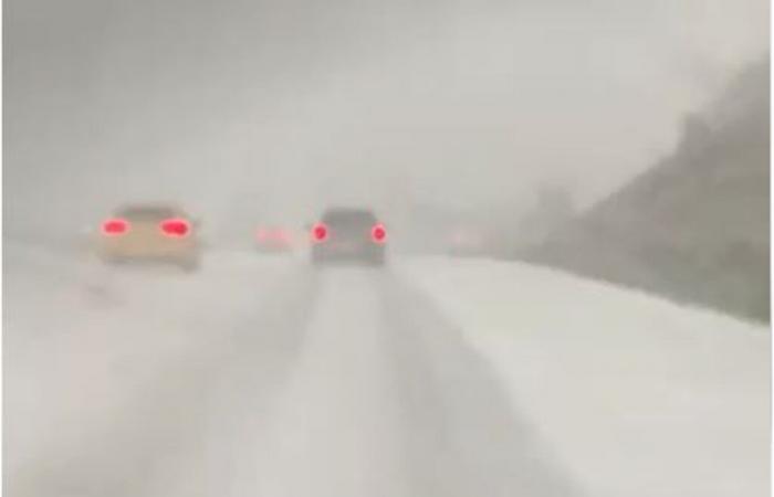 une impressionnante tempête de neige surprend les automobilistes sur l’A5