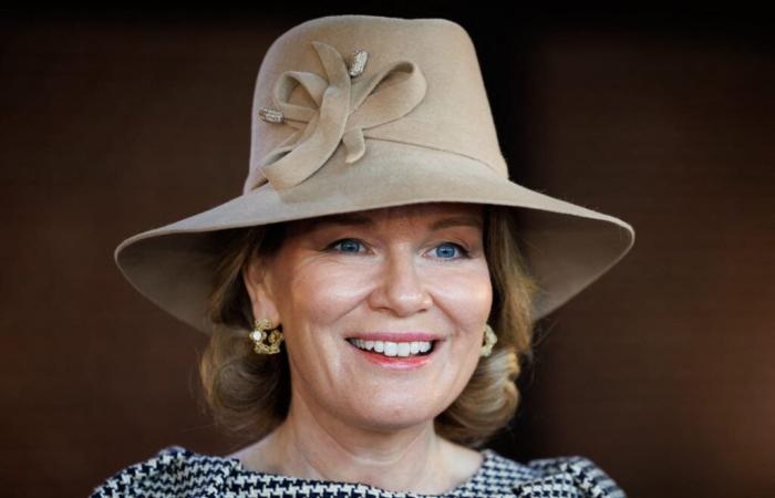 Pour leurs vœux de fin d’année, Mathilde de Belgique et ses filles posent devant le sapin en robes de gala royales