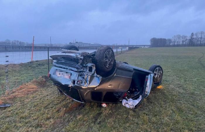 Touchée par derrière, une voiture atterrit sur son toit dans un champ