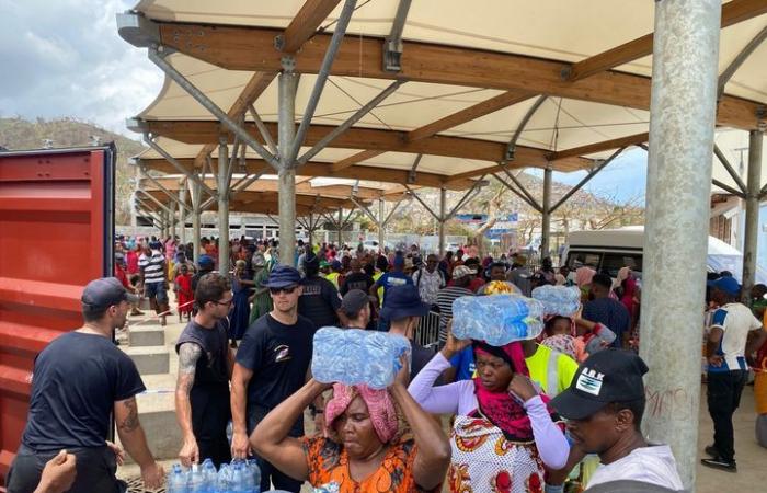 une semaine après le passage du cyclone Chido à Mayotte, des distributions d’eau vitales pour les habitants