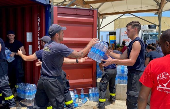 une semaine après le passage du cyclone Chido à Mayotte, des distributions d’eau vitales pour les habitants