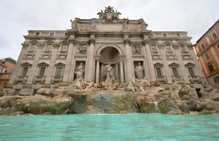 La fontaine de Trevi à Rome rouvre après un nettoyage