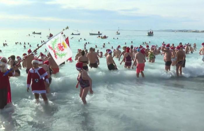 EN IMAGES – Le traditionnel bain de Noël rassemble plus de 300 personnes à Nice